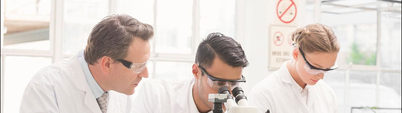 forskere i et laboratorium